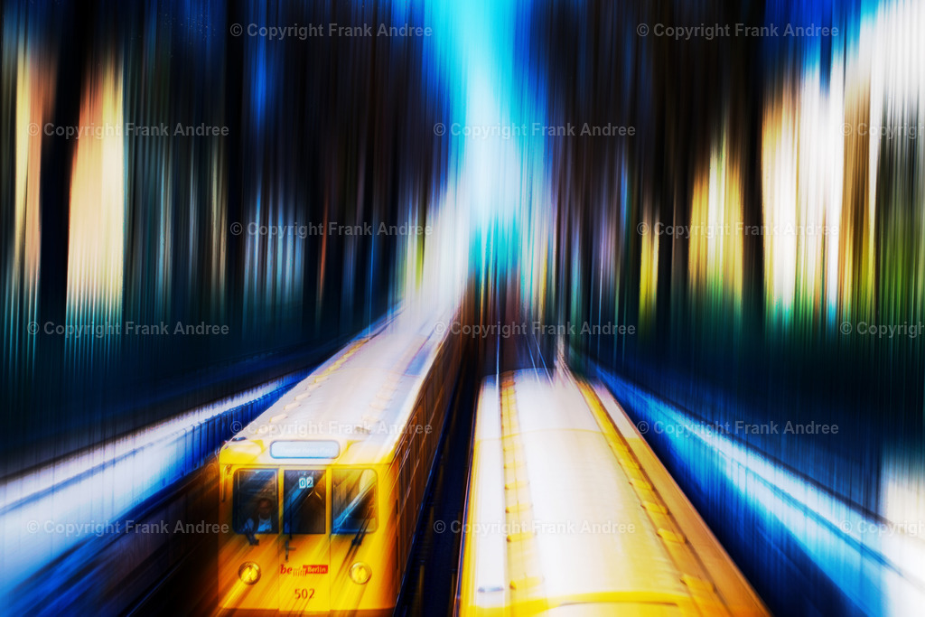 Berlin Prenzlauer Berg - U-Bahnlinie 2 | Zwei Züge der Untergrundbahn Linie 2 begegnen sich auf der Schönhauser Allee in Berlin Prenzlauer Berg. Abstrakte Stadtfotografie aus Berlin. - Realisiert mit Pictrs.com