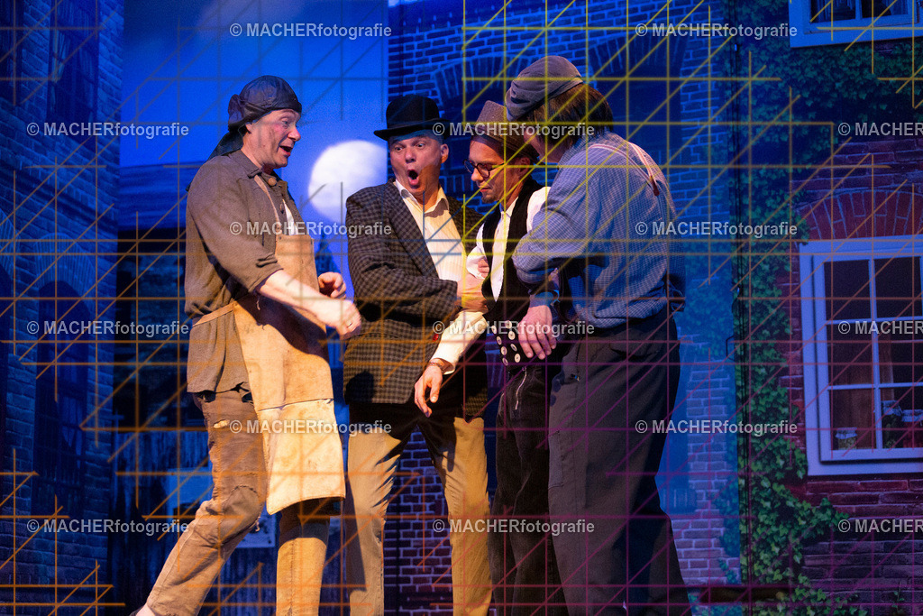 093_MFL-2025 | Portraitbilder von Regisseur; Darsteller; Techniker; Maske; Kostüme; Chor; Musiker; Bilderserie der Generalprobe und der Premierenvorstellung, Szenenbilder; Ausdrucksstudien; Bühnenüberblick; Bühnenkulissen; Pressefotos inkl. Redaktionsfoto Darstellergruppe.