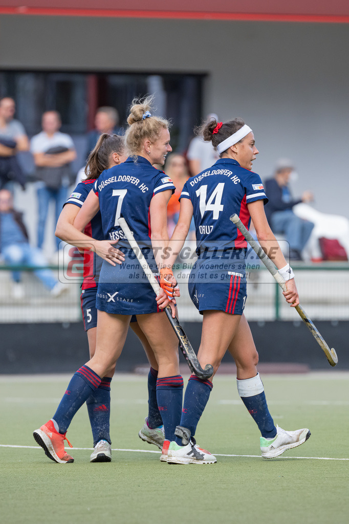 HK_20220925_100158 | 1. Bundesliga Damen Düsseldorfer HC - Berliner HC  am 25.9.2022 DHC Düsseldorf, Düsseldorf , Emma-Sophie Hessler ( Düsseldorfer HC #7 ) , Selin Oruz ( Düsseldorfer HC #14 )
