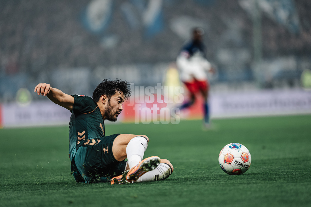 Fußball | Männer | Saison 2025/2026 | 1. Fußball-Bundesliga | 13. Spieltag | Hamburger SV vs. SV Werder Bremen | 07.12.2025 | Yukinari Sugawara (#03, SV Werder Bremen) grätscht nach dem Ball