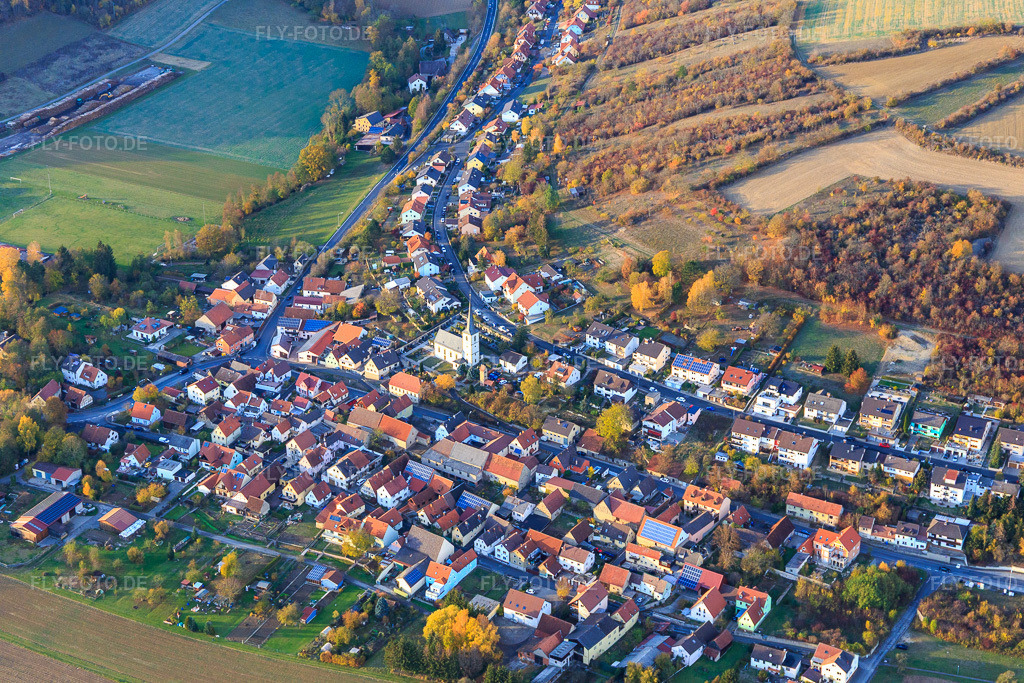 Luftbild: Kirche St. Margareta in Arnstein im Bundesland Bayern in Deutschland. – Foto: IMG_112398.jpg vom 02.11.2018 durch Werner Riehm/FLY-FOTO.de – Auflösung des Originals: 5472 x 3648 px – Menüpunkt öffnen/schließen