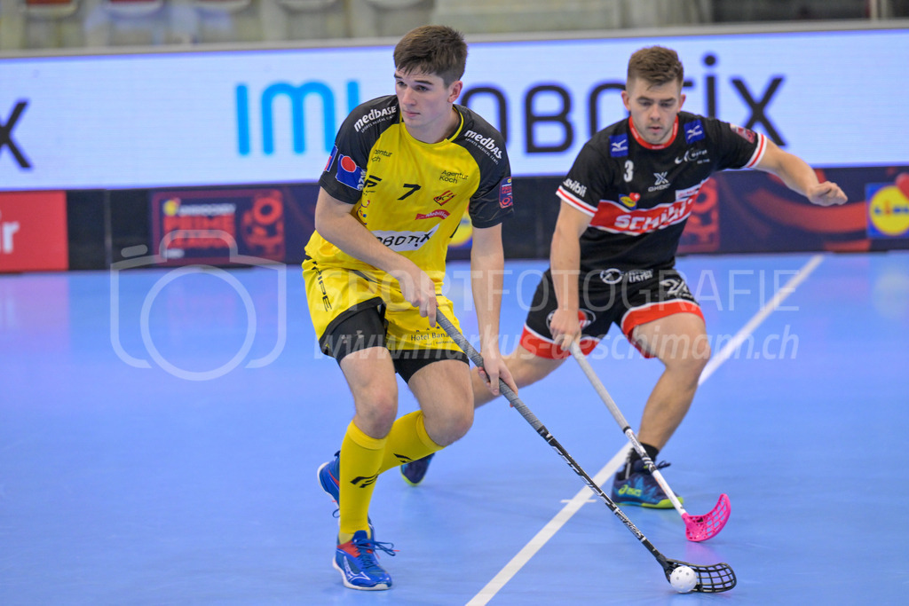 HC Rychenberg vs UHC Uster - 14. October 2022 | HC Rychenberg vs UHC Uster
AXA Arena, Winterthur
Levin Conrad (#7 HC Rychenberg) vor Martin Prazan (#3 UHC Uster).
Bild: Sportfotografie Markus Aeschimann | www.markus-aeschimann.ch - Realisiert mit Pictrs.com
