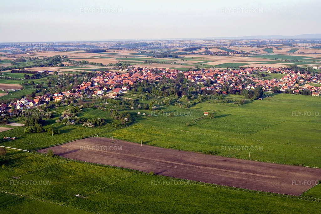 Aerial view: View of the town in Surbourg in the state Bas-Rhin, France.Photo: IMG_10664.jpg taken on 05/04/2008 by Werner Riehm/FLY-FOTO.comResolution of the original: 3456 x 2304 px