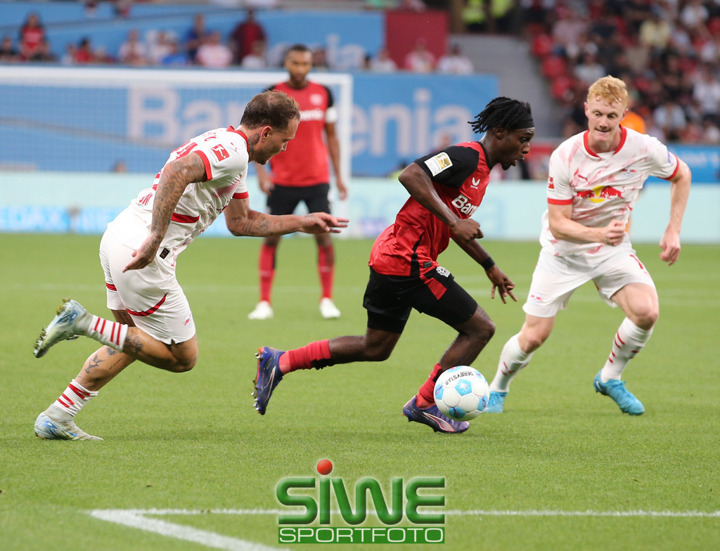 1.Fussball-Bundesliga  :    Bayer 04 Leverkusen--RB Leipzig   2.Spltg. | 31.08.2024.2024; Fussball; GER;  Saison 2024/2025 ; 1.Bundesliga;  2.Spieltag. :  Bayer 04 Leverkusen-- RB Leipzig  :    Jeremie Frimpong (30/B04) läuft  David Raum (22/RBL)  davon.DFL REGULATIONS PROHIBIT ANY USE OF PHOTOGRAPHS AS IMAGE SEQENCES AND/OR QUASI-VIDEO. - Realisiert mit Pictrs.com