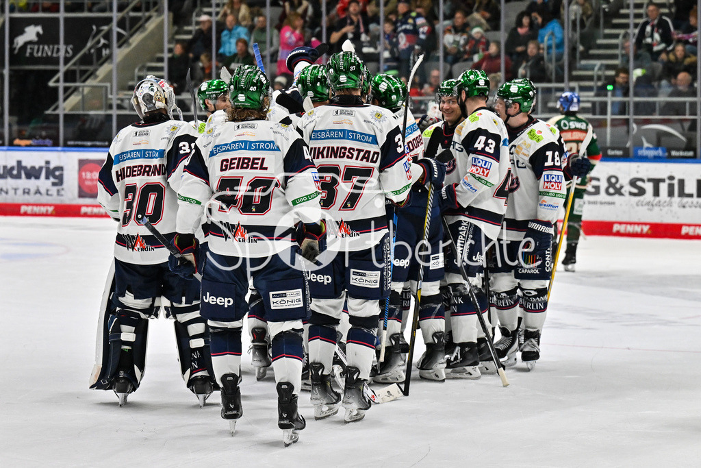 Augsburger Panther - Eisbären Berlin | Jubel der Gäste nach dem Siegtreffer zum 3-4 druch Frederik TIFFELS (Eisbären Berlin 95) in der Verlängerung / Tor / Torschuetze / Freude / Happy / DEL: Augsburger Panther  - Eisäbren Berlin; Curt Frenzel Stadion am 03.10.2025