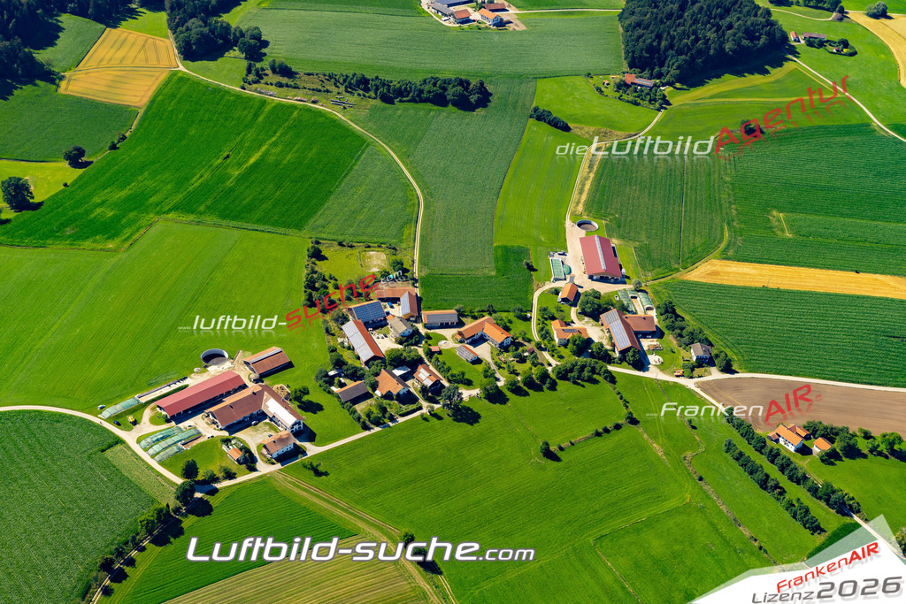 Aktuelles Luftbild von Leitgering Tittmoning - Die Luftaufnahme wurde 2022 mittels UL-Flugzeug erstellt ( keine Drohne ) - hochauflösende Kamera-Systeme von  Canon -Beste Qualität - Für grossformatige Ausdrucke geeignet. Die Geschenkidee !