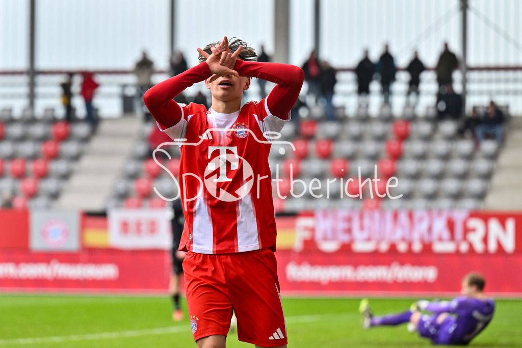 FC Bayern München - Hannover 96 | MUNICH, GERMANY - 15. FEBRUARY: die Bayern jubeln nach dem Treffer zum 4-1 durch Roy SNIP (FC Bayern München U19 15) / Tor / Torschuetze / Freude / Happy während dem Spiel zwischen der U19 des FC Bayern München und der U19 von Hannover 96 am 2. Spieltag der Hauptrunde der U19-DFB-Nachwuchsliga am FC Bayern Campus