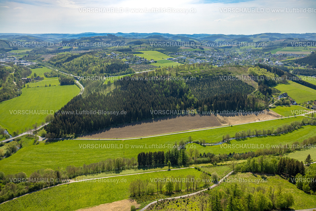 Eslohe240504894 | Luftbild, Waldgebiet Rehenberg mit Waldschäden, Fernsicht Hügellandschaft, Fluss Wenne und Fluss Salwey, Wenholthausen, Eslohe, Sauerland, Nordrhein-Westfalen, Deutschland