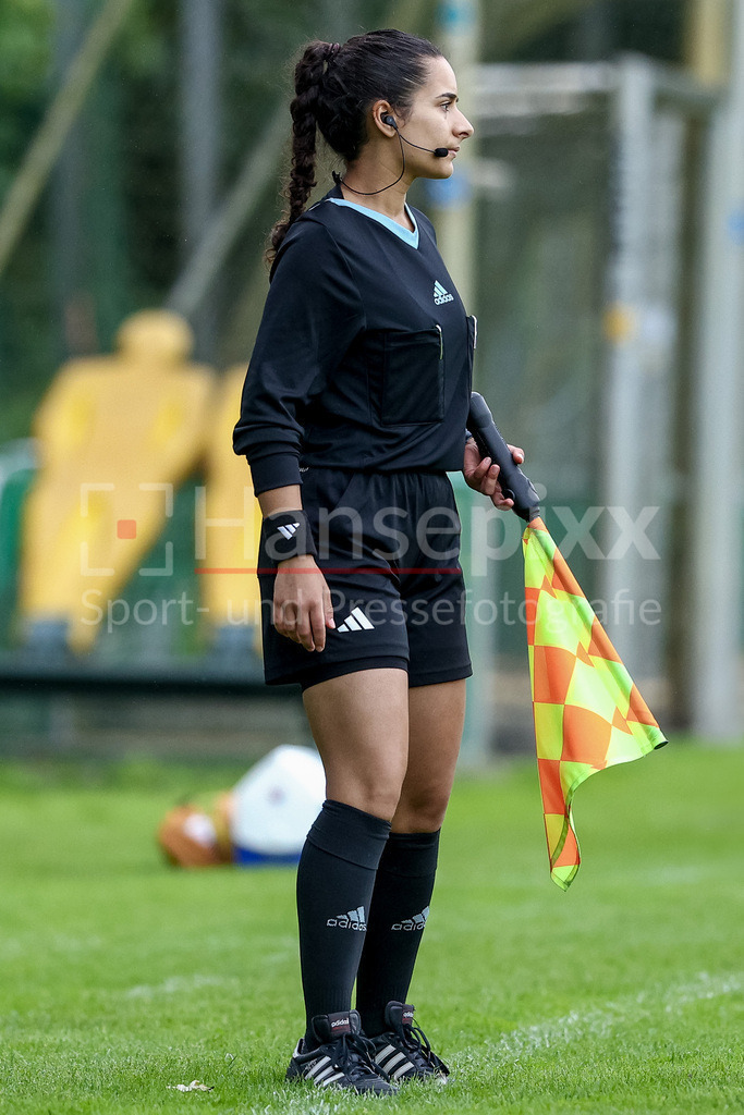 Fussball, Testspiel Frauen, Hamburger SV - FC Viktoria Berlin | Schiedsrichter-Assistentin Cemre Bengü Aysan