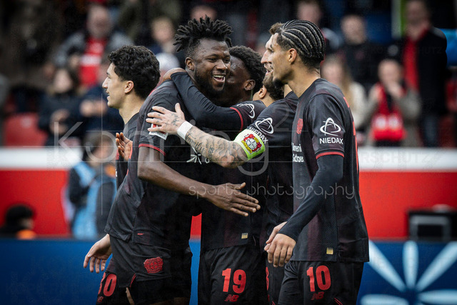 German Bundesliga, Bayer 04 Leverkusen vs. VfL Wolfsburg, 04.04.2026 | LEVERKUSEN, GERMANY - APRIL 4, 2026 :  Malik Tillman (Bayer 04 Leverkusen, 10) celebrates his goal (6:3) with teammates Edmond Tapsoba (Bayer 04 Leverkusen, 12) on the left and Ernest Poku (Bayer 04 Leverkusen, 19) during the German Bundesliga match on gameday 28 between Bayer 04 Leverkusen vs. VfL Wolfsburg at BayArena on April 4, 2026 in Leverkusen, Germany. DFL REGULATIONS PROHIBIT ANY USE OF PHOTOGRAPHS AS IMAGE SEQUENCES AND/OR QUASI-VIDEO.
