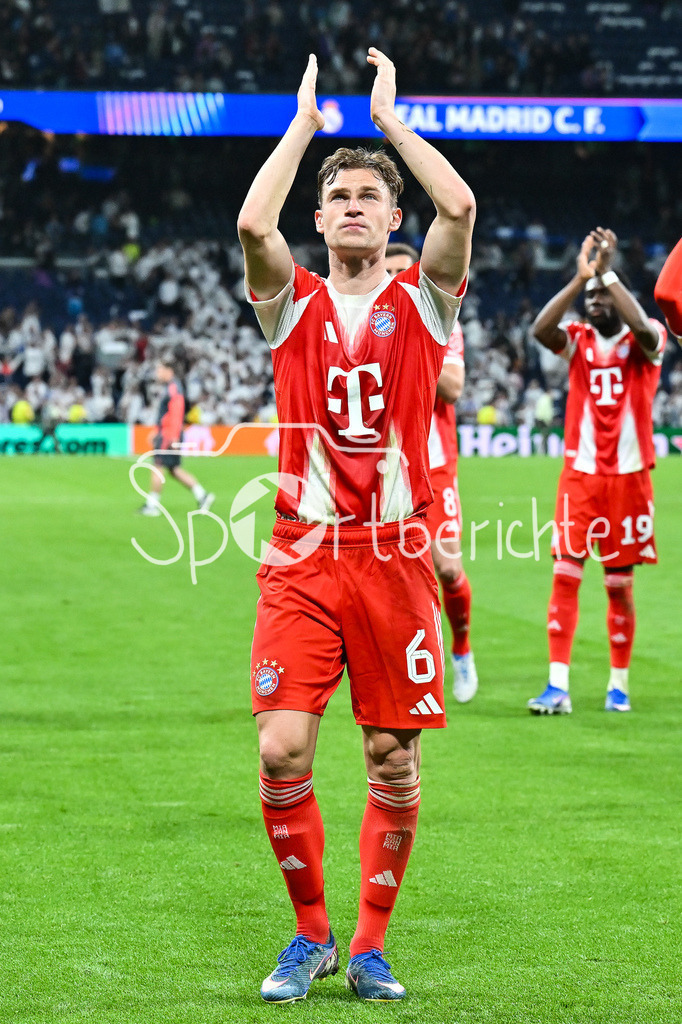 Real Madrid - FC Bayern München | MADRID, SPAIN - 07. APRIL: Bayern Munich celebrating with the Fans after the UEFA Champions League match between Real Madrid vs. FC Bayern Munich on Quarterfinal first leg at Estadio Santiago Bernabeu / Joshua KIMMICH (FC Bayern Munich 6)