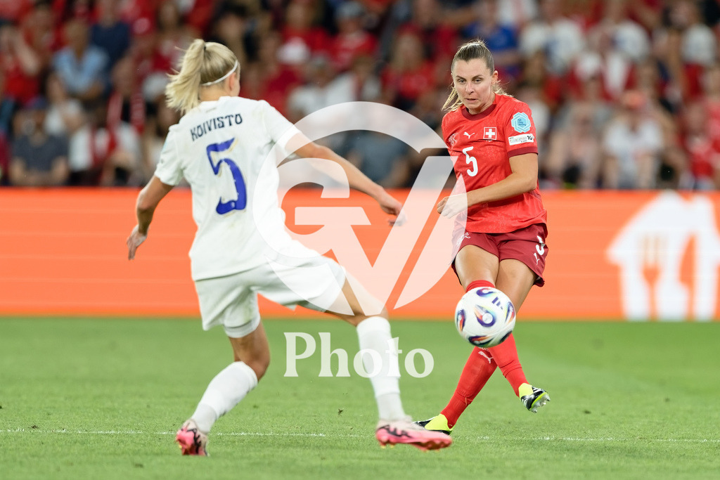 Finland v Switzerland: UEFA Women's EURO 2025 Group A | GENEVA, SWITZERLAND - JULY 10: Noelle Maritz of Switzerland (R) passes the ball under pressure from Emma Koivisto of Finland (L)  during the UEFA Women's EURO 2025 Group A match between Finland and Switzerland at Stade de Geneve on July 10, 2025 in Geneva, Switzerland. (Photo by Giuseppe Velletri/Sports Press Photo/Getty Images)