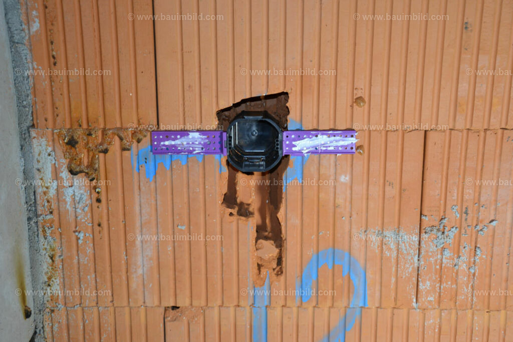 bib-lg17-elektroinstallation-0116 | Nach LV-Leistungsgruppen sortierte Detailfotos über den Bau eines Hauses. Alle Hausbau-Bilder direkt vom Urheber und Autor der Website Haus-Selber-Bauen.com