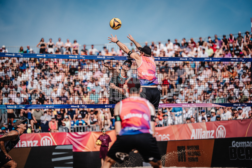 Beachvolleyball | Männer | Deutsche Meisterschaften 2025 Timmendorfer Strand | 07.09.2025 | Sven Winter (links) im Angriff gegen Nils Ehlers (rechts)