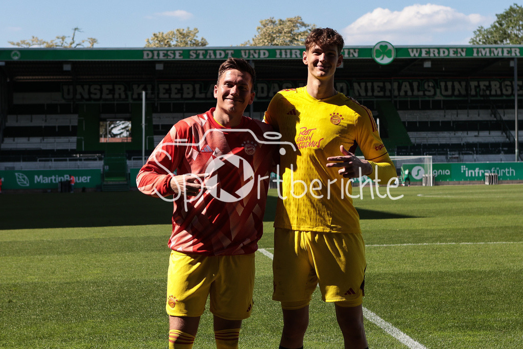 SpVgg Greuther Fürth II - FC Bayern Amateure | Die beiden Keeper der Amateure Manuel KAINZ (FCB #23) und Tom Ritzy HUELSMANN (FCB #1) lassen sich zusammen nach der Partie in Fuerth noch fotografieren / Torhueter