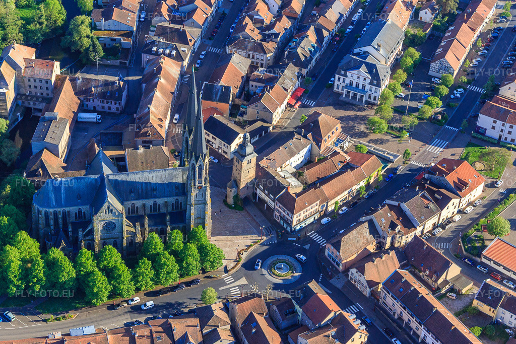 Vue aérienne: Église Saint-Martin (Cathédrale de la Sarre) à Sarralbe dans le département Moselle, France – .Photo: IMG_146120.jpg prise le 01/05/2025 par Werner Riehm/FLY-FOTO.eu – Résolution de l'original: 4607 x 3071 px – Sarralbe Trinit\xc3\xa9 de l\xe2\x80\x99Albe, toutes les informations sur la Communaut\xc3\xa9 de paroisses