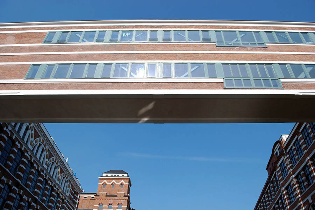 Foto: Leipzig - Buntgarnwerke - Verbindungsbrücke über der Weißen Elster | Das Team hinter BILDLEXIKON LEIPZIG bündelt historische wie aktuelle Informationen über die Stadt Leipzig in Text und Bild auf einer Plattform und stellt diese der interessierten Öffentlichkeit zur Verfügung.