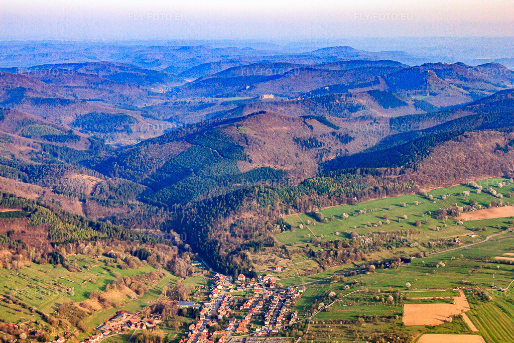 Vue aérienne: Wasgau vue jusqu'à Fleckenstein à Lembach dans le département Bas Rhin, France – .Photo: IMG_63687.jpg prise le 30/03/2014 par Werner Riehm/FLY-FOTO.eu – Résolution de l'original: 4752 x 3168 px