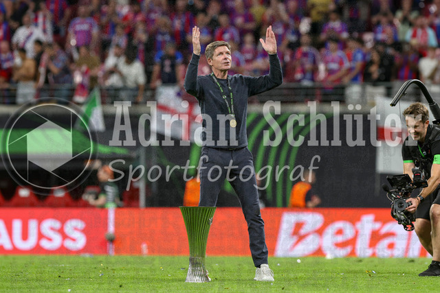 27.05.2026, EUR, Fussball, Herren, Conference League Finale, Saison 2025/2026, Crytsal Palace F.C. - Rayo Vallecano de Madrid | Oliver Glasner (Crystal Palace, Trainer) gestikuliert, Gestik und Mimik