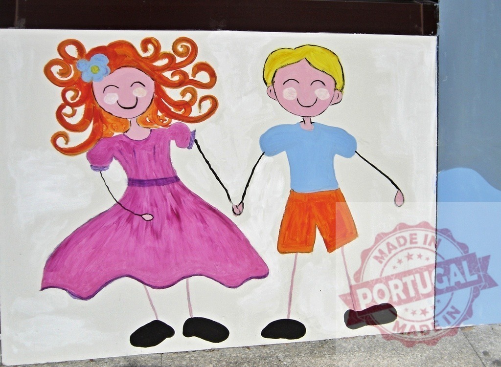 Children's wall drawing depicting happiness and holding hands | Happy boy and girl drawing holding hands on a white wall by a child - Realized with Pictrs.com