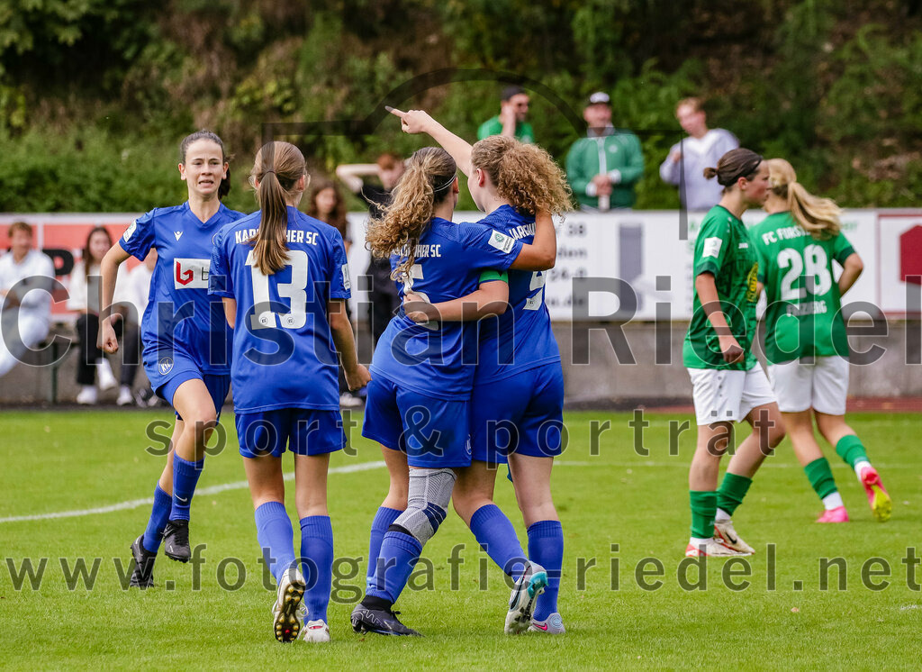 2023-10-07_015_FC_Forstern_gegen_Karlsruher_SC | Forstern, Deutschland, 07.10.2023:
Fußball, B-Juniorinnen-Bundesliga Süd 2023 / 2024, 4. Spieltag, FC Forstern gegen Karlsruher SC, Endergebnis: 1:1

Ellen Heuser (Karlsruher SC, #13), Saskia Jung (Karlsruher SC, #5), Paulina Rothenberger (Karlsruher SC, #9)

Foto: Christian Riedel / fotografie-riedel.net