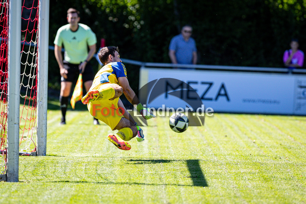 SV Raisting gegen SV Waldeck-Obermenzing München | Fußball Herren Bezirksliga Oberbayern Süd 2025/26 7. Spieltag, SV Raisting gegen SV Waldeck-Obermenzing München, 20250831,Urban SCHAIDHAUF (SV Raisting Torwart 1) hält Elfmeter, 2025-08-31 in Raisting (Raiffeisen Arena Raisting), Urban SCHAIDHAUF (SV Raisting Torwart 1), Copyright: WolfgangxLindner www.foto-lindner.de