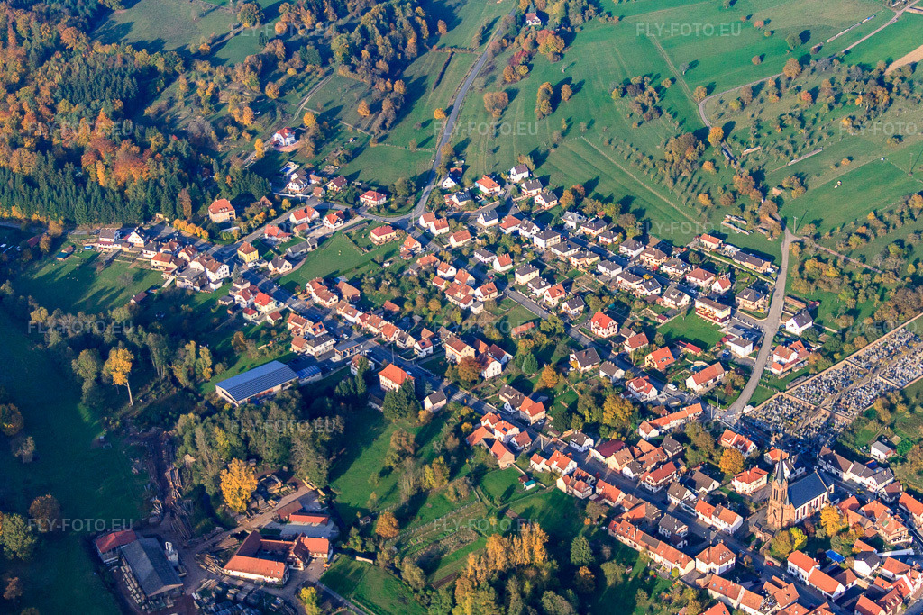 Vue aérienne: Rue Steinacker à Lembach dans le département Bas Rhin, France.Photo: IMG_54079.jpg prise le 21/10/2012 par Werner Riehm/FLY-FOTO.euRésolution de l'original: 4577 x 3052 px