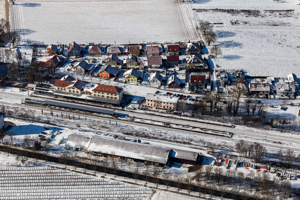 Luftbild: Winterluftbild im Schnee Bahnhof in Winden im Bundesland Rheinland-Pfalz in Deutschland. Foto: IMG_124748.jpg vom 11.02.2021 durch Werner Riehm/FLY-FOTO.de