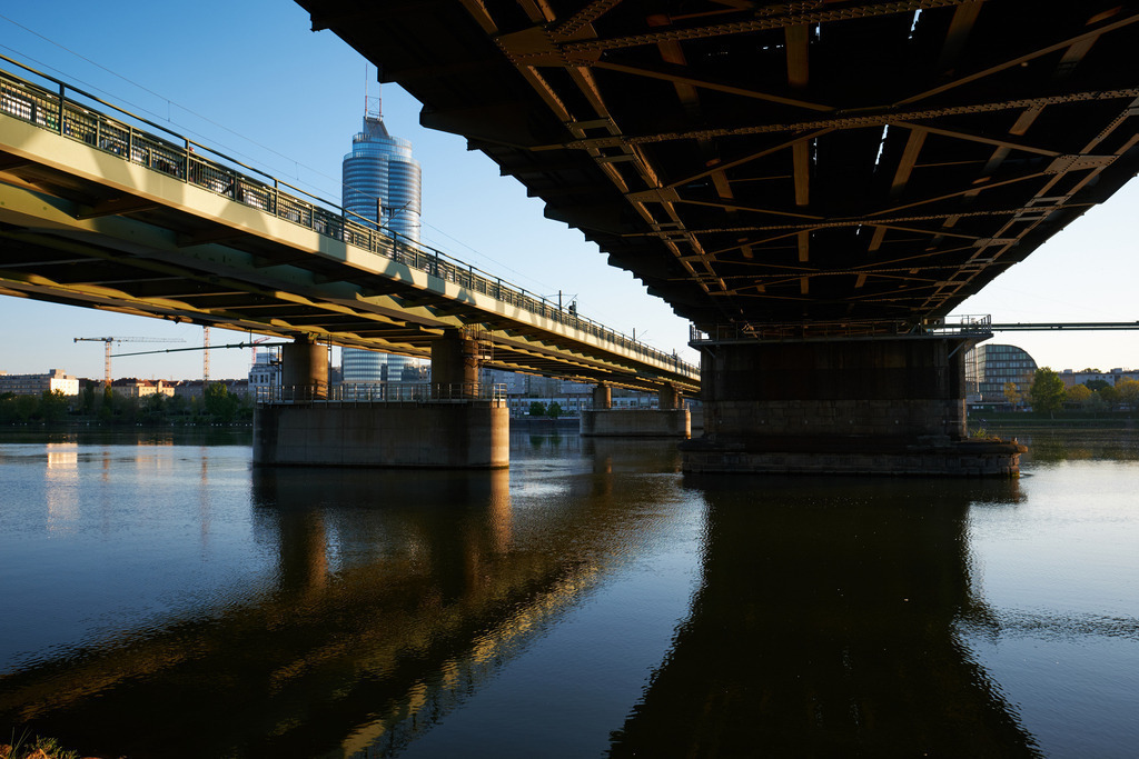 Blick auf den Georg-Danzer-Steg und den Millenniums-Tower | Wien, Austria - April 23, 2020: Donauinsel; Blick auf den Georg-Danzer-Steg und den Millenniums-Tower. - Realisiert mit Pictrs.com