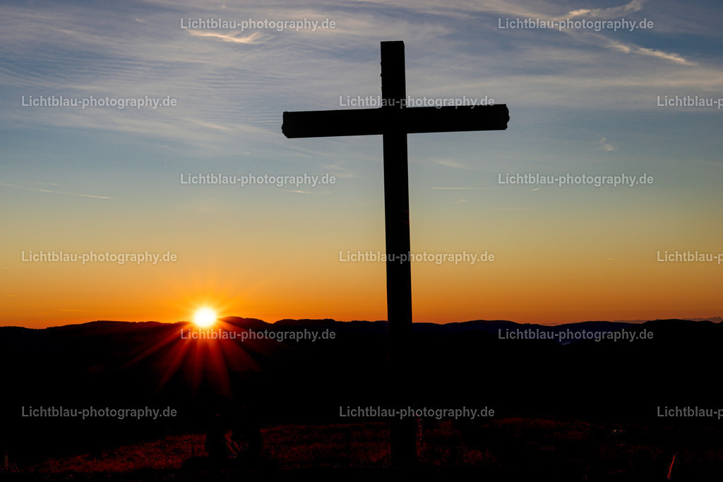 _MG_9657-2-Bearbeitet | Der Belchen ist mit 1414,2 m ü. NHN[2] nach Feldberg, Seebuck und dem Herzogenhorn die vierthöchste Erhebung des Schwarzwaldes. (Wird der Baldenweger Buck mitgezählt, ist der Belchen nur die fünfthöchste Erhebung im Schwarzwald, gelten hingegen nur Erhebungen ab 100 m Schartenhöhe als eigenständige Berge, ist der Belchen der dritthöchste nach Feldberg und Herzogenhorn.) Auf der Kuppe des Belchen treffen sich die Gebietsgrenzen der Gemeinden Münstertal, Schönenberg und Kleines Wiesental.

Der Berg weist ein markantes, von der Oberrheinebene her nahezu symmetrisches Profil mit einer baumfreien Bergkuppe auf. Den Namen Belchen (keltisch: der Strahlende) tragen auch weitere Erhöhungen der benachbarten Mittelgebirge, darunter zwei besonders bei Schneebedeckung auffällige Berge in Sichtweite; sie bilden zusammen mit dem Schwarzwälder Belchen das sogenannte Belchendreieck: im Westen auf der französischen Seite der Oberrheinebene in den Vogesen (F) der Elsässer Belchen oder Ballon d'Alsace; im Süden auf der Südseite des Hochrheins der Schweizer Belchen, die Belchenflue. In Sichtweite liegen außerdem im Elsass in den Vogesen der Große und der Kleine Belchen, Grand bzw. Petit Ballon, die zusammen mit den oben genannten Belchen zum sogenannten Belchen-System gehören.

Das Panorama vom Gipfel umfasst große Teile des Schwarzwaldes bis zur Hornisgrinde, die Vogesen, den Jura und bei entsprechendem Wetter die Alpen von der Zugspitze bis zum Mont Blanc. Daneben erlaubt der Belchen weite Tiefblicke in die Oberrheinebene bis ins Elsass. - Realisiert mit Pictrs.com
