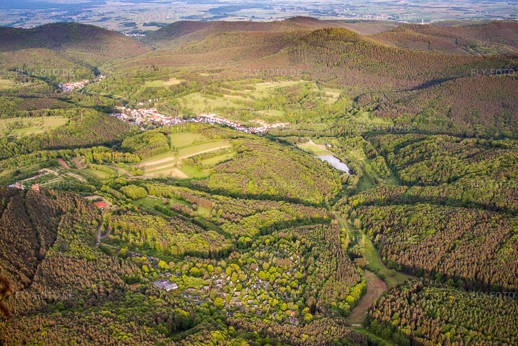 Luftbild: Feriendorf Eichwald im Klingbachtal vor dem Silzer See im Ortsteil Gossersweiler in Gossersweiler-Stein im Bundesland Rheinland-Pfalz in Deutschland. Foto: IMG_57269.jpg vom 30.05.2013 durch Werner Riehm/FLY-FOTO.de