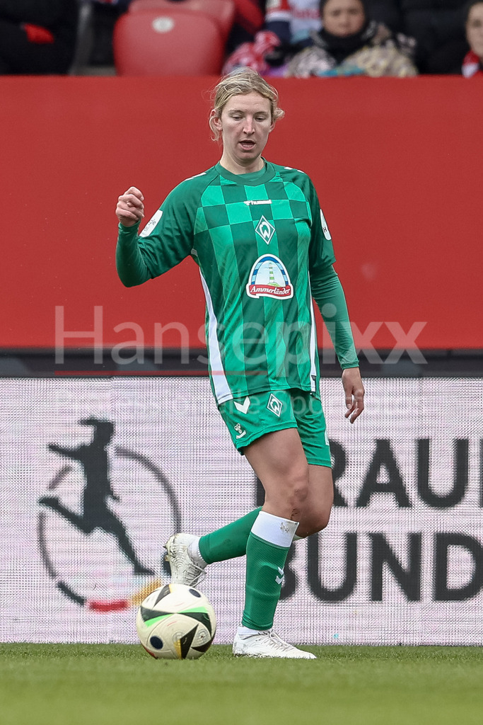 Fussball, Google Pixel Frauen-Bundesliga, FC Bayern München - SV Werder Bremen | v.li.: Kaylie Ronan (SV Werder Bremen, 4) am Ball, Freisteller, Einzelbild, Ganzkörper, Aktion, Action, Spielszene, DIE DFB-RICHTLINIEN UNTERSAGEN JEGLICHE NUTZUNG VON FOTOS ALS SEQUENZBILDER UND/ODER VIDEOÄHNLICHE FOTOSTRECKEN. DFB REGULATIONS PROHIBIT ANY USE OF PHOTOGRAPHS AS IMAGE SEQUENCES AND/OR QUASI-VIDEO.