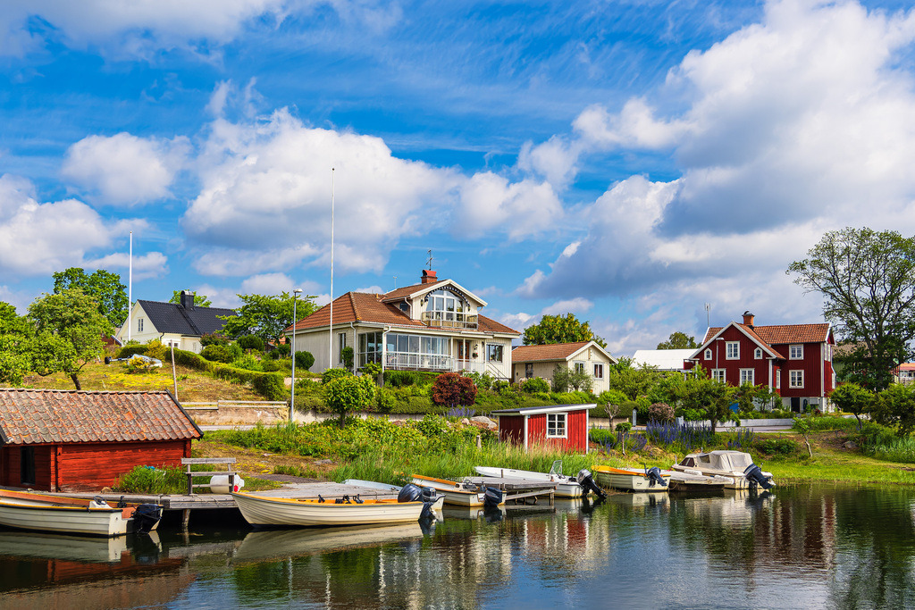 Blick auf den Ort Figeholm in Schweden mit Hafen und Booten | Blick auf den Ort Figeholm in Schweden mit Hafen und Booten.