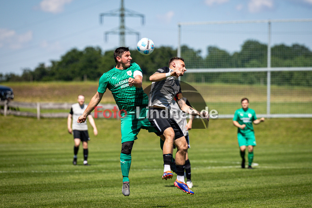 SV Haunshofen gegen ASV Gerentsried | Fußball Herren Kreisklasse Gruppe 3 Zugspitze 2024/25, SV Haunshofen gegen ASV Gerentsried, 20250531,Kopfballduell,2025-05-31 in Haunshofen (Sportplatz Haunshofen), Stefan STEIGENBERGER (SV Haunshofen Kapitän 13), Alexander KUTZMUTZ (ASC Geretsried Kapitän 14)Copyright: WolfgangxLindner www.foto-lindner.de