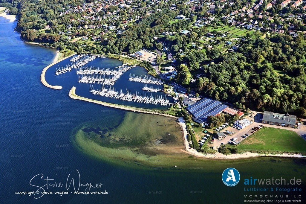Luftbild Yachthafen Fahrensodde - Die Einfahrt in den Hafen ist schmal und sollte rechtwinklig angefahren werden | Die Einfahrt in den Hafen ist schmal und sollte rechtwinklig angefahren werden; um eine Untiefe westlich der Hafeneinfahrt zu umgehen, kann der weiße Sektor des Leitfeuers Holnis genutzt werden. Die Molenköpfe des Hafens werden von April bis November von der Segler-Vereinigung Flensburg e.V. befeuert.
