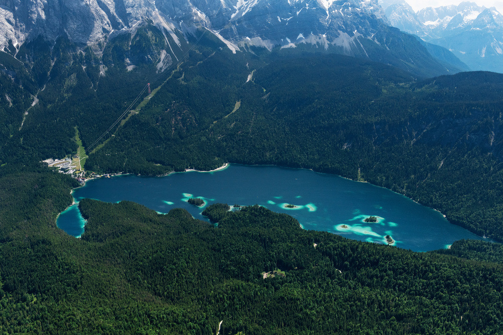 dr__0100490.jpg | GRAINAU 13.06.2023 Inseln im Eibsee bei Garmisch-Partenkirchen im Bundesland Bayern. Der unterhalb der Zugspitze gelegene See gilt aufgrund des klaren, grün getönten Wassers als einer der schönsten Seen der bayerischen Alpen. 