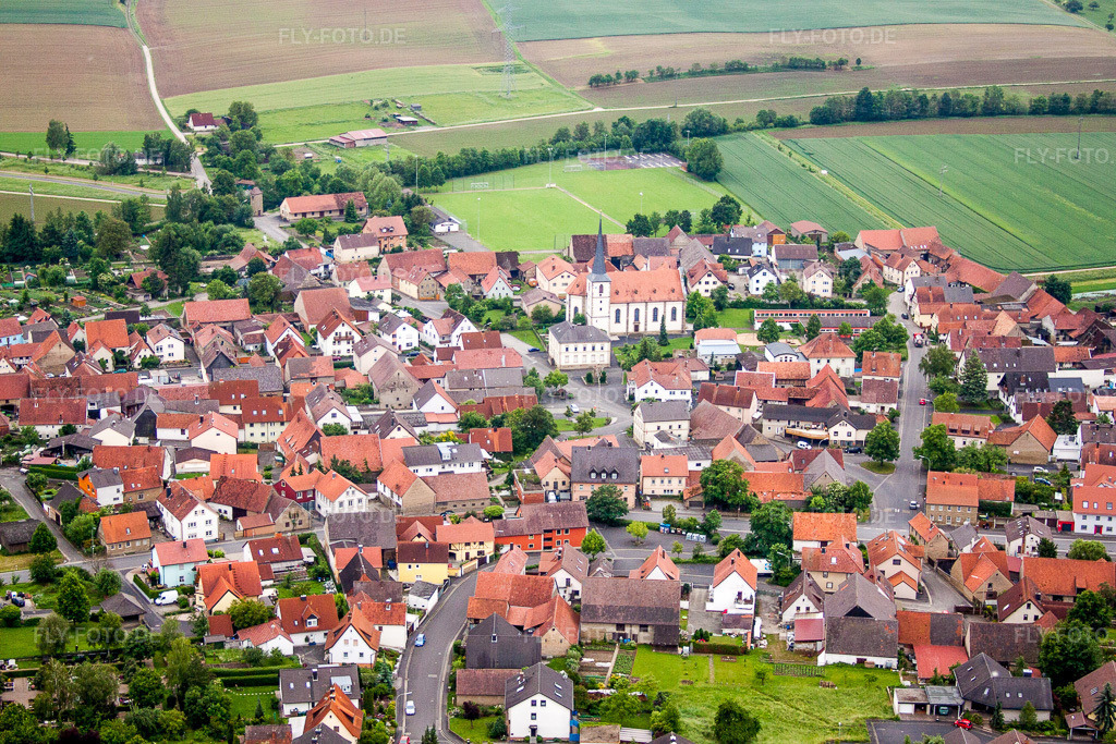 Luftbild: Dorfansicht im Ortsteil Zeuzleben in Werneck im Bundesland Bayern in Deutschland. Foto: IMG_66103.jpg vom 30.05.2014 durch Werner Riehm/FLY-FOTO.de