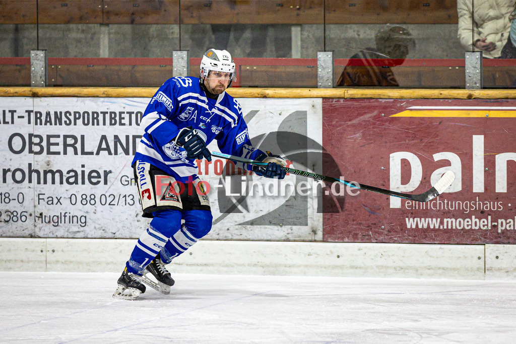 SC Forst NATURE BOYS gegen ESC Hassfurt HAWKS | Eishockey Landesliga Herren Playoffs 2024/25 - Spiel 2 von 4, SC Forst NATURE BOYS gegen ESC Hassfurt HAWKS, 20250222,Bastian GRUNDNER (Nature Boyz 11) in Aktion, Freisteller,2025-02-22 in Peißenberg (Eisstadion Peißenberg)Bastian GRUNDNER (Nature Boyz 11)Copyright: WolfgangxLindner foto-lindner.de