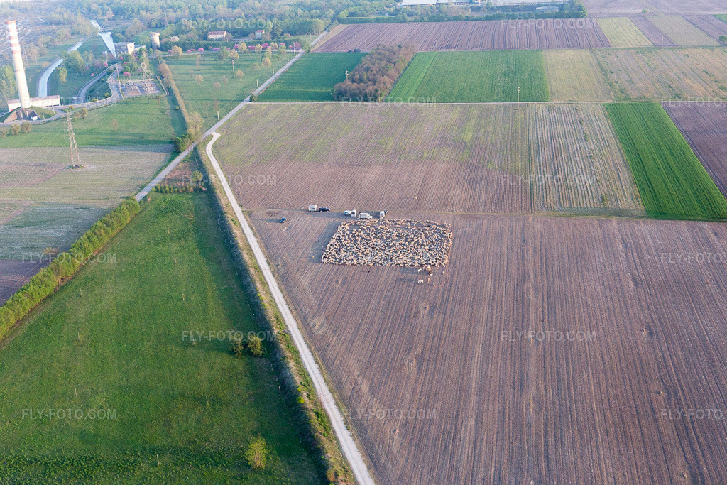 Aerial view: View of the town in San Leonardo in the state Friuli Venezia Giulia, Italy. – Photo: IMG_098964.jpg taken on 04/08/2017 by Werner Riehm/FLY-FOTO.com – Resolution of the original: 5472 x 3648 px