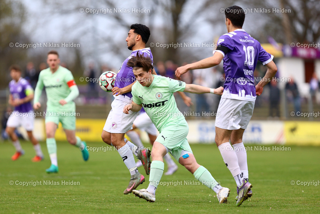 NH_VfRNeumuenster_PSVNeumuenster_FlensOberliga_15042026 | #22 Berk Akcicek (VfR Neumünster), #8 Tim Jansa (PSV Union Neumünster)Fußball I Herren I Flens Oberliga I Saison 2025-2026  I 19. Spieltag I VfR Neumünster - PSV Union Neumünster I 15.04.2026 I VfR Stadion HSP (Grümmi Arena)
