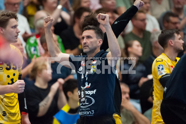 20250920schulz238 | Jubel bei Mark Schmetz (HSG Krefeld,Trainer)DEU, Düsseldorf Krefeld, 20.09.2025 Handball, 2. Bundesliga, Saison 2025/2026, 4. Spieltag, HSG Krefeld  - TUSEM Essen - Realisiert mit Pictrs.com