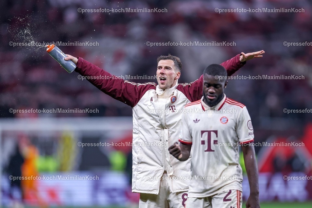 UCL11032501069 | 11.03.2025, Fußball, UEFA Champions League, Bayer 04 Leverkusen - FC Bayern München, Achtelfinale Rückspiel, BayArena, Saison 2024 2025: Abschlussjubel nach dem 2:0 Sieg für Bayern München . Leon Goretzka (FC Bayern #8) jubelndDFB regulations prohibit any use of photographs as image sequences and or quasi-video.