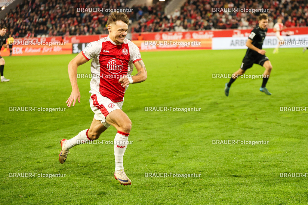 Rot-Weiss Essen - 1.Fc Schweinfurt | Essen, Deutschland, 02.11.2025 Jannik Hofmann  (Rot-Weiss Essen) Einzelaktion während des 3.Liga Spiels zwischen  Rot-Weiss Essen und 1.Fc Schweinfurt am 02.11.2025 im Stadion an der Hafenstraße in Essen. (Foto von Timo Bluhmki-Schmidt/Brauer Fotoagentur