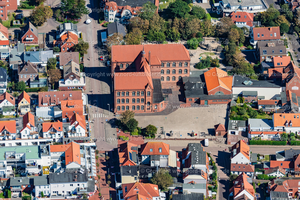 Norderney_Grundschule_ELS_7791050923 | NORDERNEY 05.09.2023 Gebäude und Schulhof der Grundschule auf Norderney im Bundesland Niedersachsen, Deutschland. // Building and schoolyard of the primary school on Norderney in the state of Lower Saxony, Germany. Foto: Martin Elsen