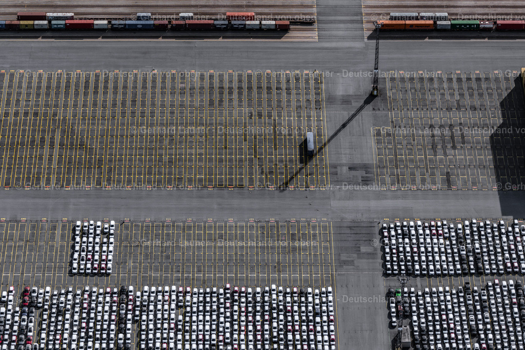 4030494 | BREMERHAVEN 01.06.2020 Containerterminal im Containerhafen des Überseehafen Am Nordhafen in Bremerhaven im Bundesland Bremen. // Container Terminal in the port of the international port Am Nordhafen in Bremerhaven in the state Bremen. Foto: Gerhard Launer