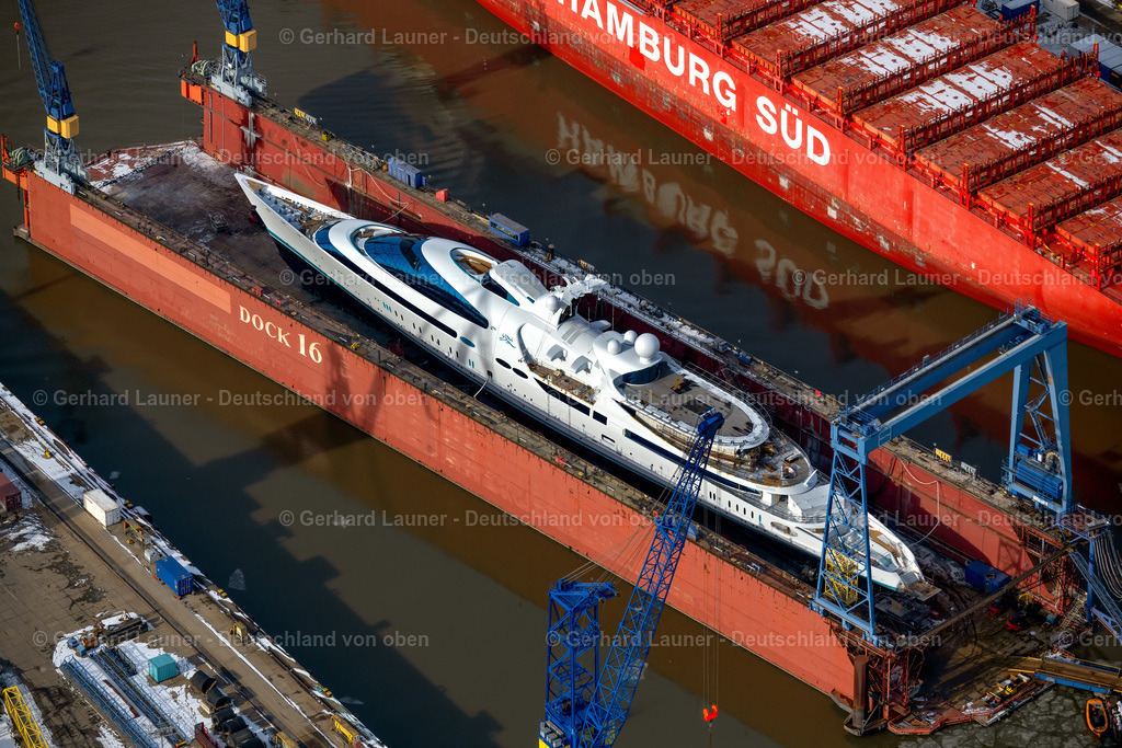 4044676 | HAMBURG 14.02.2021 Werftgelände der Blohm + Voss im Ortsteil Kleiner Grasbrook in Hamburg. // Shipyard - site of the Blohm + Voss in the district Kleiner Grasbrook in Hamburg. Foto: Gerhard Launer