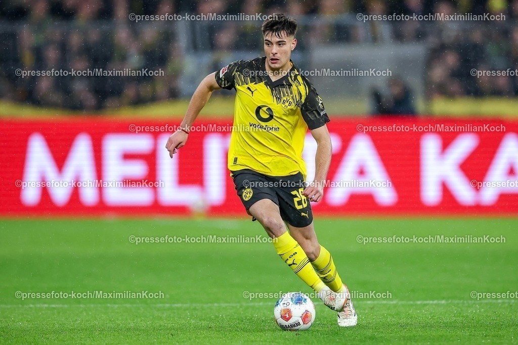 BVB07122501052 | 07.12.2025, Fußball, Borussia Dortmund - TSG 1899 Hoffenheimt, 1. Fußball Bundesliga, 13. Spieltag, Signal Iduna Park, Saison 2025 2026: Aaron Anselmino&nbsp;(BVB #28)  DFB regulations prohibit any use of photographs as image sequences and or quasi-video.
