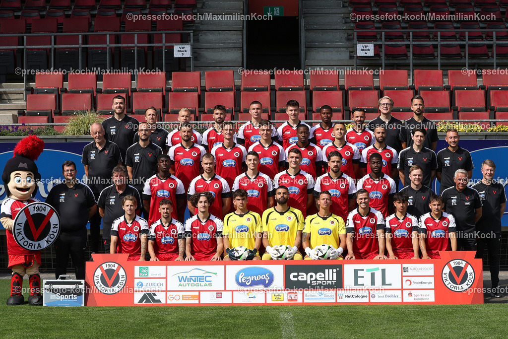 Koe3Liga25072401092 | FC Viktoria Köln; 3. Liga, Porträttermin 2024/2025, Mannschaftsfoto, Oben (v.li.): Frank Schroedter (Physiotherapeut), Tim Kruse (Physiotherapeut), Bryan Henning , Thomas Idel , Niklas May , Benjamin Hemcke , Sidny Lopes Cabral , Albion Vrenezi , Prof. Dr. med. Marc Horlitz (Mannschaftsarzt Internist), Florian Braband (Athletiktrainer), 2. Reihe (v.li.): Thomas Gürtler (Zeugwart), Dr. med. univ. Max Wittenberg (Mannschaftsarzt), Patrick Koronkiewicz , Jonah Sticker, Said El Mala, Enrique Lofolomo, Kevin Pytlik, Serhat-Semih Güler, Nondas Balas (Videoanalyst), Patrick Loch (Reha-Trainer), 3. Reihe (v.li.): Maskottchen Viktor, Hagen Papst (Teammanager), Dieter Schick (Zeugwart), Zoumana Keita , Lars Dietz , Malek El Mala , Christoph Greger , Lex-Tyger Lobinger , Kwabe Schulz , Marian Wilhelm (Co-Trainer), Olaf Janßen (Cheftrainer), Dr. Eduard Gorr (Sportkardiologe), unten (v.li.): Robin Velasco , Simon Handle , Donny Bogicevic , Oskar Hill , Eduardo dos Santos Haesler "Dudu" , Kevin Rauhut , Moritz Fritz , Luca de Meester , Florian Engelhardt; Mannschaftsfoto, Teamfoto, Mannschaft, Team, Gruppenbild