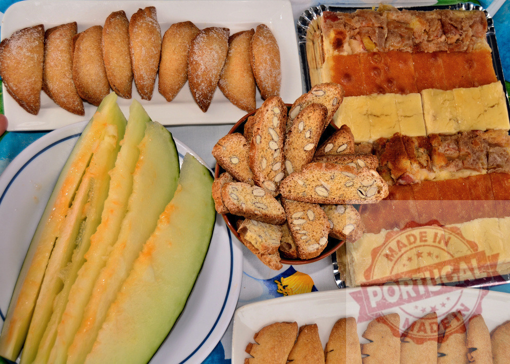 Italian dessert table with cantucci, pastries, and melon slices | Table showcasing traditional Italian biscotti, fruit, and sweet and savory pastries - Realisiert mit Pictrs.com
