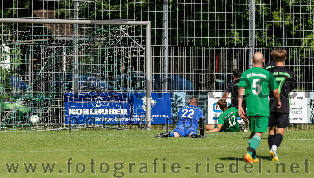 2023-07-09_094_FC_Forstern_gegen_SpVgg_Neuching | Forstern, Deutschland, 09.07.2023:
Fußball, Kreisklasse 2023 / 2024, Testspiel, FC Forstern gegen SpVgg Neuching, Endergebnis: 2:4

Tor zum 2:2 durch Deniz Coskun (SpVgg Neuching, #6)
Torwart Kilian Schaufler (FC Forstern, #1), Lukas Gröppmair (FC Forstern, #12), Deniz Coskun (SpVgg Neuching, #6), Johannes Kern (FC Forstern, #5), Sven Wagner (SpVgg Neuching, #7)

Foto: Christian Riedel / fotografie-riedel.net